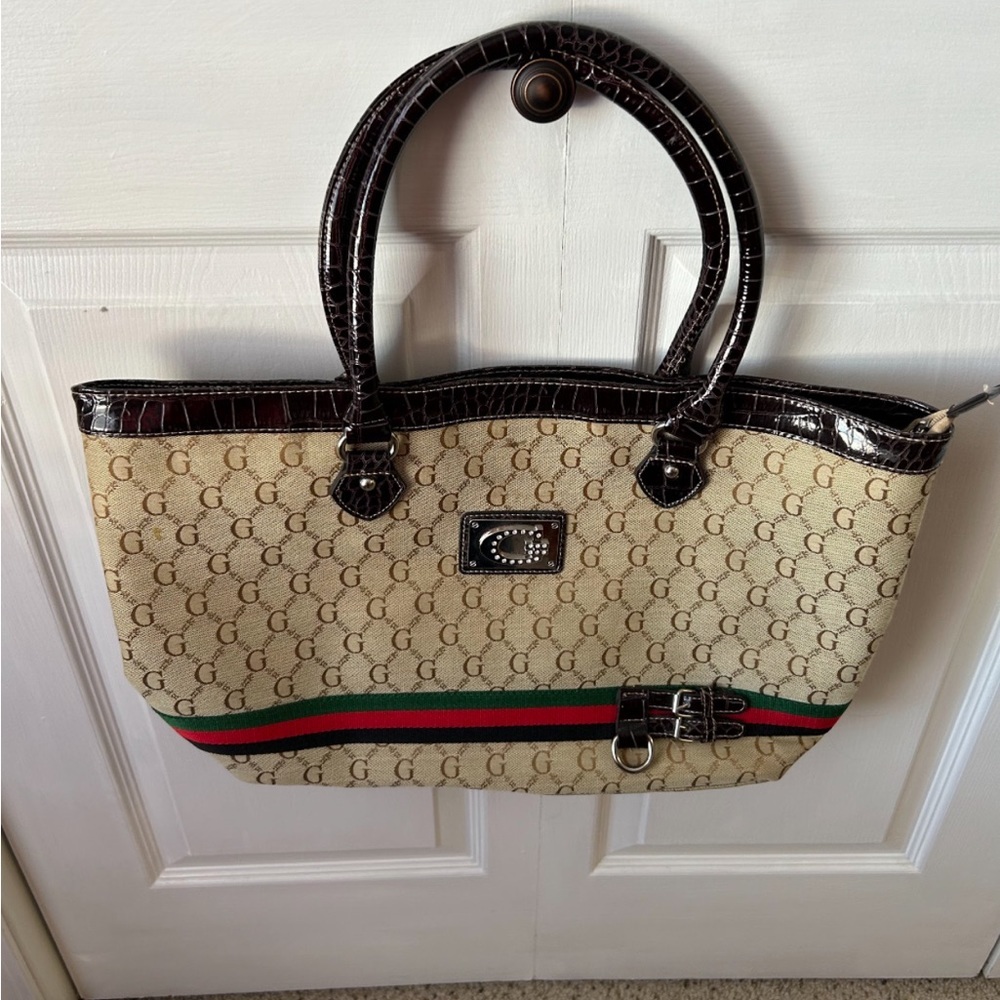 Purse woman handbag has a G on front large size tote bag